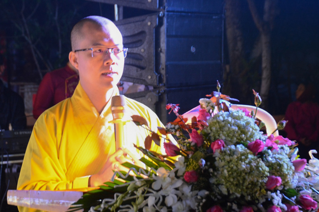 The lantern-flower night commemorating to Bodhisattva Avalokitesvara at Tay Khanh Pagoda.