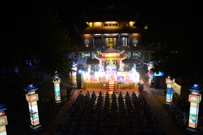 The lantern-flower night commemorating to Bodhisattva Avalokitesvara at Tay Khanh Pagoda.