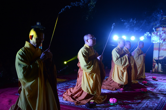 The lantern-flower night commemorating to Bodhisattva Avalokitesvara at Tay Khanh Pagoda.