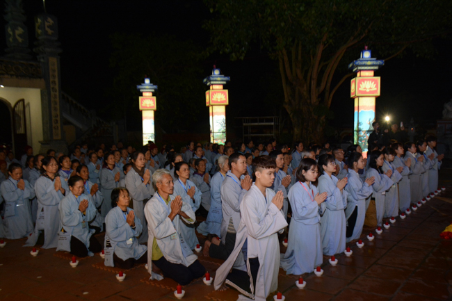 The lantern-flower night commemorating to Bodhisattva Avalokitesvara at Tay Khanh Pagoda.