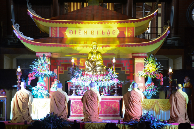 The lantern-flower night commemorating to Bodhisattva Avalokitesvara at Tay Khanh Pagoda.