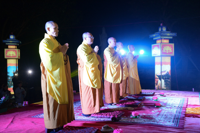 The lantern-flower night commemorating to Bodhisattva Avalokitesvara at Tay Khanh Pagoda.