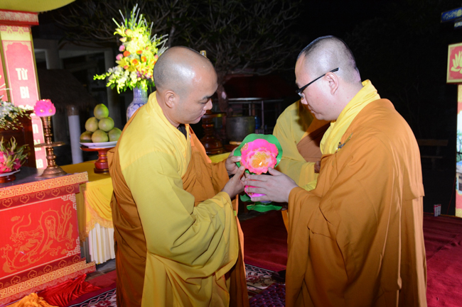 The lantern-flower night commemorating to Bodhisattva Avalokitesvara at Tay Khanh Pagoda.