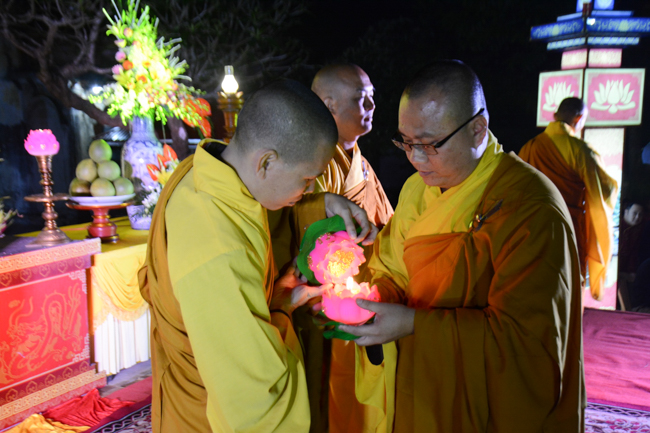 The lantern-flower night commemorating to Bodhisattva Avalokitesvara at Tay Khanh Pagoda.