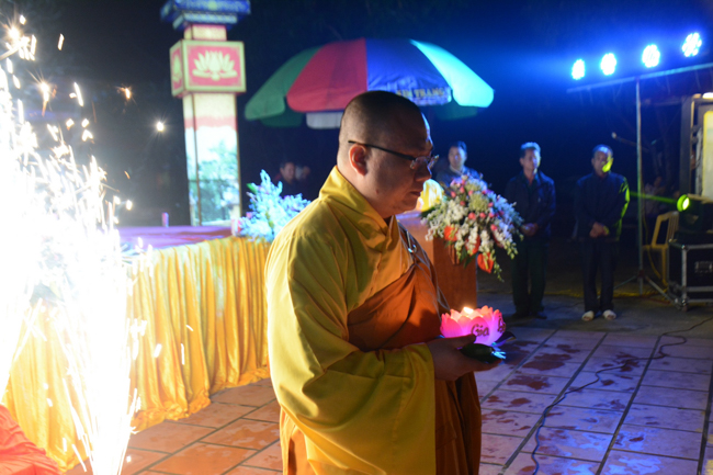 The lantern-flower night commemorating to Bodhisattva Avalokitesvara at Tay Khanh Pagoda.