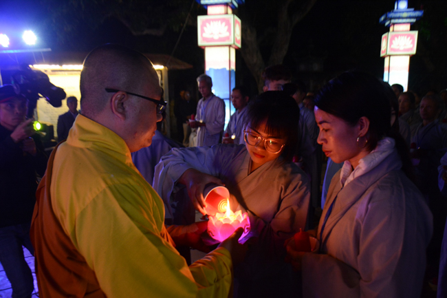 The lantern-flower night commemorating to Bodhisattva Avalokitesvara at Tay Khanh Pagoda.