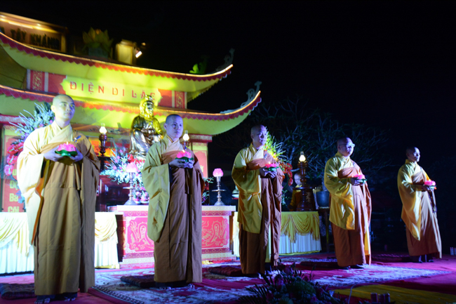 The lantern-flower night commemorating to Bodhisattva Avalokitesvara at Tay Khanh Pagoda.