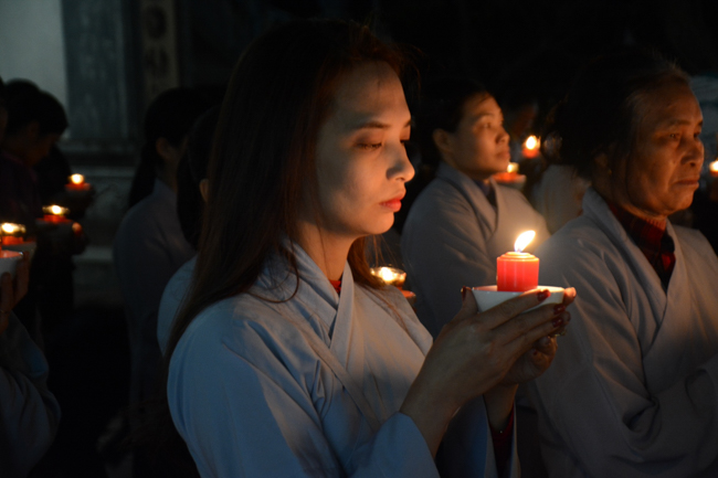 The lantern-flower night commemorating to Bodhisattva Avalokitesvara at Tay Khanh Pagoda.