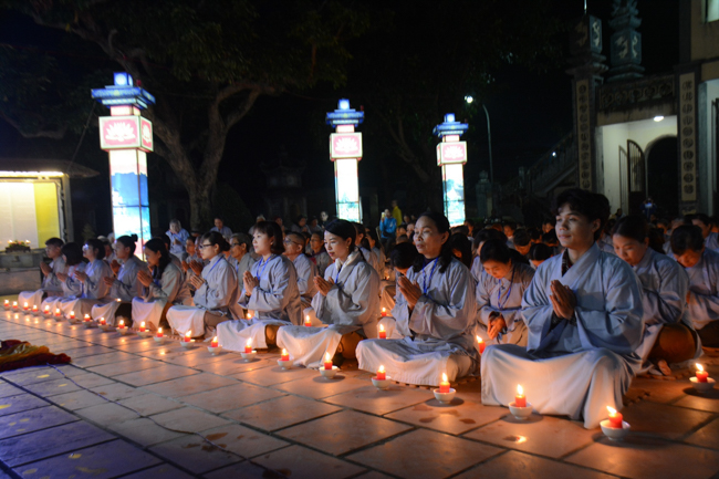 The lantern-flower night commemorating to Bodhisattva Avalokitesvara at Tay Khanh Pagoda.