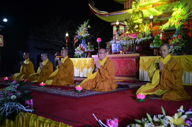 The lantern-flower night commemorating to Bodhisattva Avalokitesvara at Tay Khanh Pagoda.