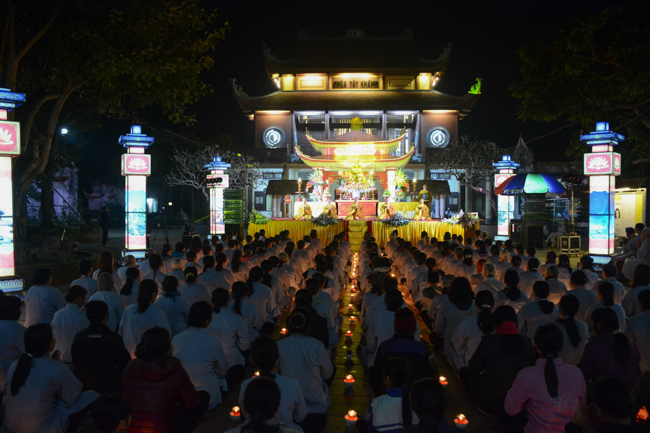 The lantern-flower night commemorating to Bodhisattva Avalokitesvara at Tay Khanh Pagoda.