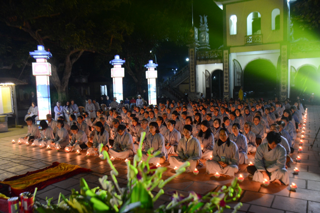 The lantern-flower night commemorating to Bodhisattva Avalokitesvara at Tay Khanh Pagoda.