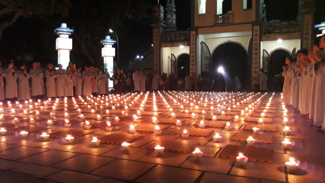 The lantern-flower night commemorating to Bodhisattva Avalokitesvara at Tay Khanh Pagoda.