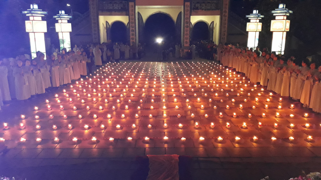 The lantern-flower night commemorating to Bodhisattva Avalokitesvara at Tay Khanh Pagoda.