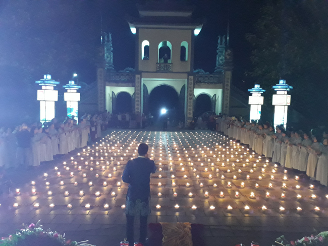 The lantern-flower night commemorating to Bodhisattva Avalokitesvara at Tay Khanh Pagoda.