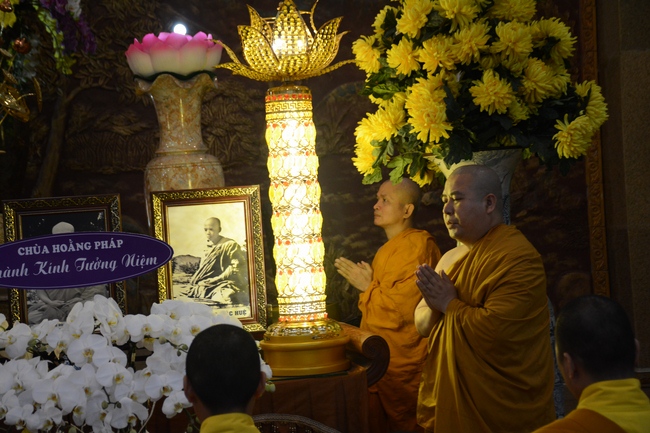 Dâng hương tưởng niệm 65 năm Tổ sư Minh Đăng Quang vắng bóng