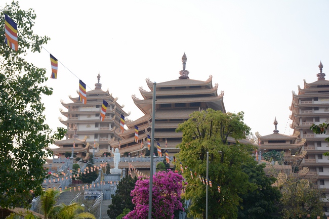 Dâng hương tưởng niệm 65 năm Tổ sư Minh Đăng Quang vắng bóng