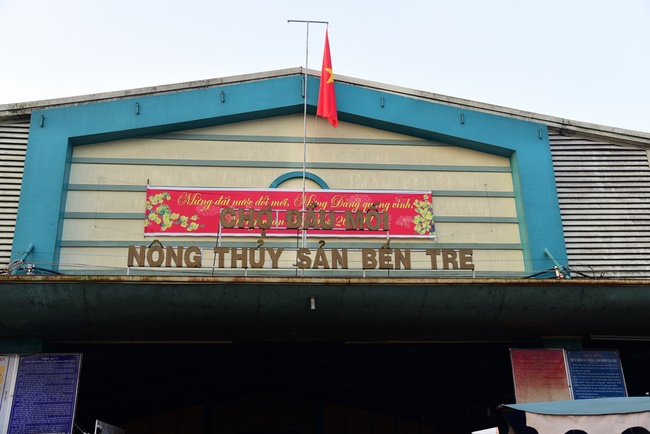 Offering alms at Quoc Thoi pagoda and releasing creatues in Ben Tre