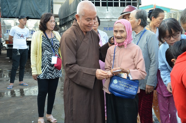 Offering alms at Quoc Thoi pagoda and releasing creatues in Ben Tre
