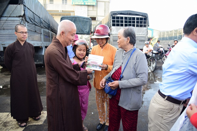 Offering alms at Quoc Thoi pagoda and releasing creatues in Ben Tre