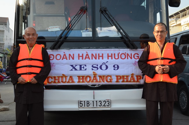 Offering alms at Quoc Thoi pagoda and releasing creatues in Ben Tre