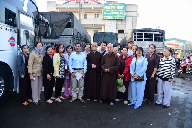 Offering alms at Quoc Thoi pagoda and releasing creatues in Ben Tre