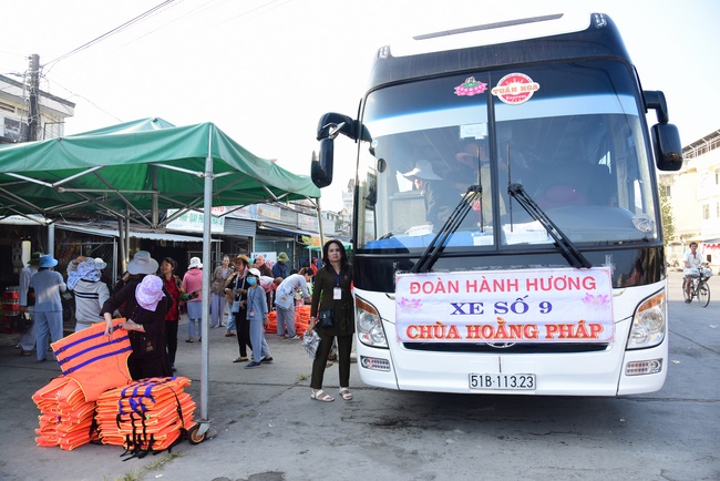Offering alms at Quoc Thoi pagoda and releasing creatues in Ben Tre