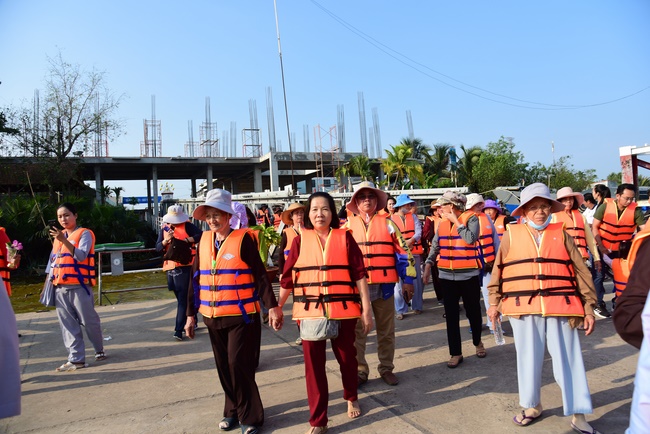 Offering alms at Quoc Thoi pagoda and releasing creatues in Ben Tre