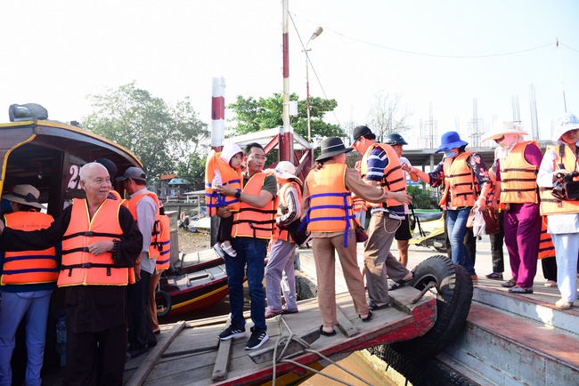 Offering alms at Quoc Thoi pagoda and releasing creatues in Ben Tre