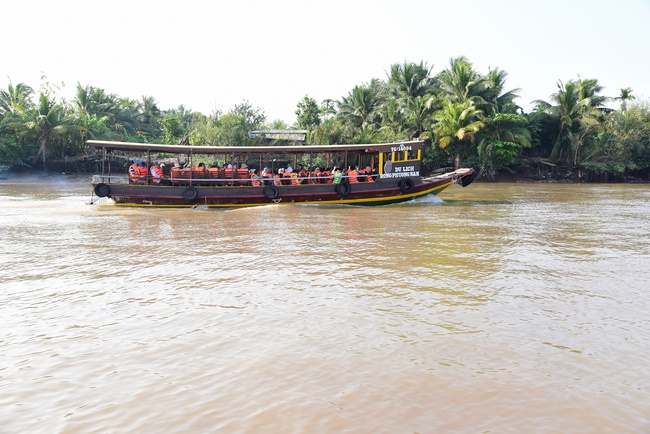 Offering alms at Quoc Thoi pagoda and releasing creatues in Ben Tre