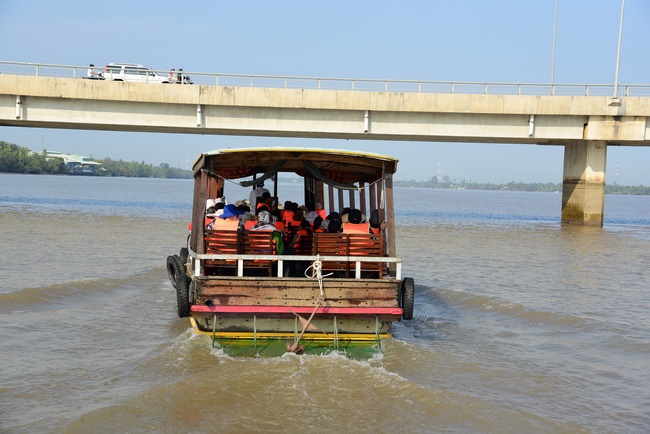Offering alms at Quoc Thoi pagoda and releasing creatues in Ben Tre