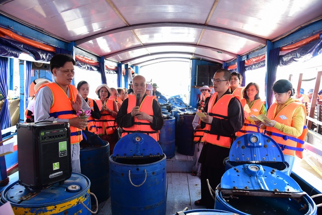 Offering alms at Quoc Thoi pagoda and releasing creatues in Ben Tre