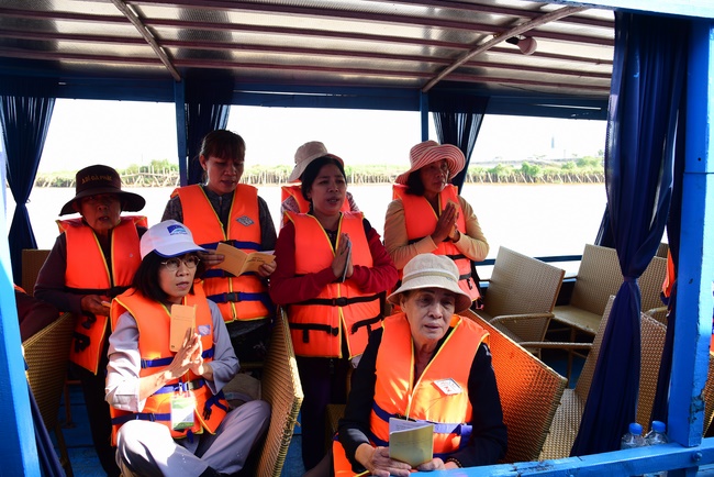 Offering alms at Quoc Thoi pagoda and releasing creatues in Ben Tre