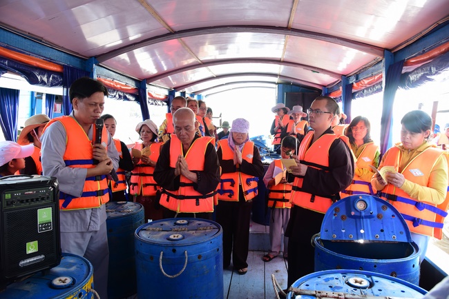 Offering alms at Quoc Thoi pagoda and releasing creatues in Ben Tre