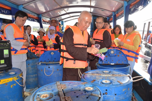 Offering alms at Quoc Thoi pagoda and releasing creatues in Ben Tre