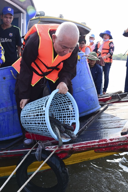 Offering alms at Quoc Thoi pagoda and releasing creatues in Ben Tre