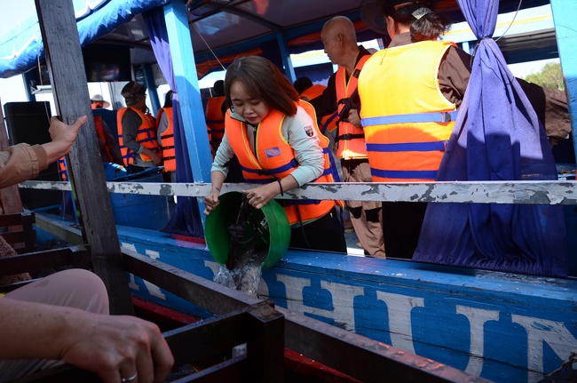 Offering alms at Quoc Thoi pagoda and releasing creatues in Ben Tre