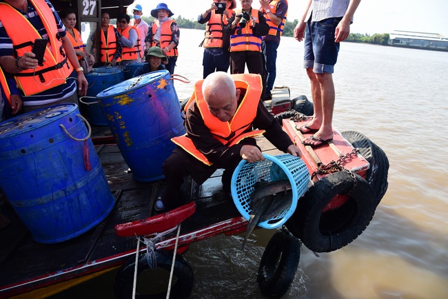 Offering alms at Quoc Thoi pagoda and releasing creatues in Ben Tre