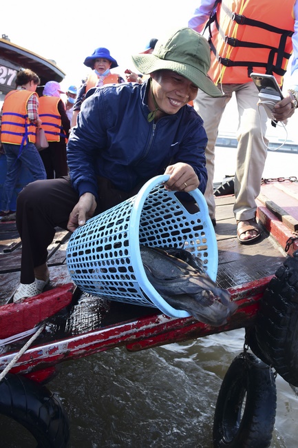 Offering alms at Quoc Thoi pagoda and releasing creatues in Ben Tre