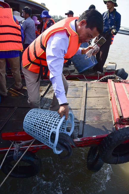 Offering alms at Quoc Thoi pagoda and releasing creatues in Ben Tre