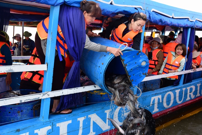 Offering alms at Quoc Thoi pagoda and releasing creatues in Ben Tre