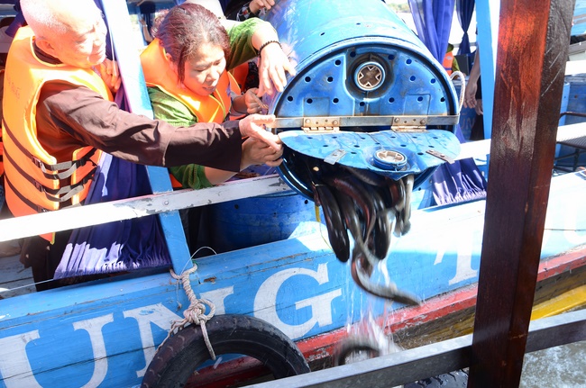 Offering alms at Quoc Thoi pagoda and releasing creatues in Ben Tre