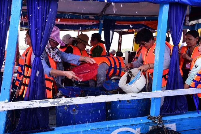Offering alms at Quoc Thoi pagoda and releasing creatues in Ben Tre
