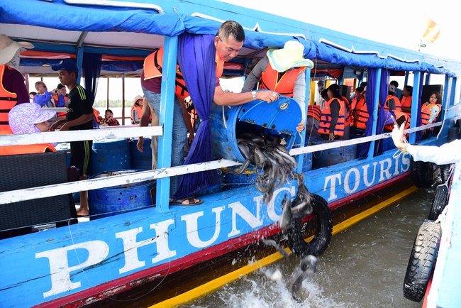 Offering alms at Quoc Thoi pagoda and releasing creatues in Ben Tre