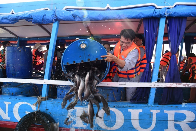Offering alms at Quoc Thoi pagoda and releasing creatues in Ben Tre