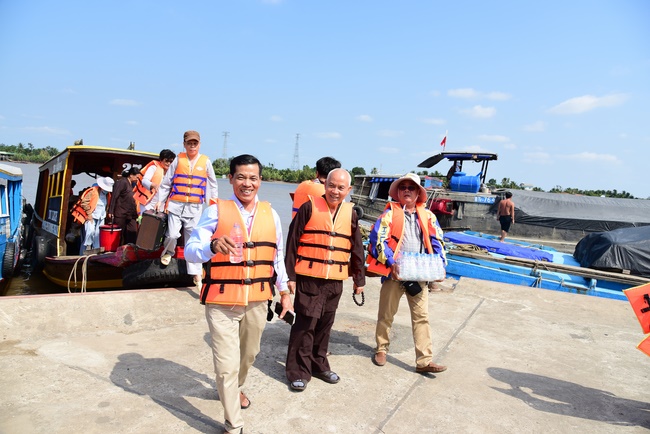 Offering alms at Quoc Thoi pagoda and releasing creatues in Ben Tre