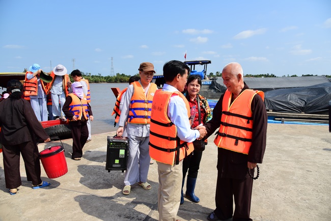 Offering alms at Quoc Thoi pagoda and releasing creatues in Ben Tre