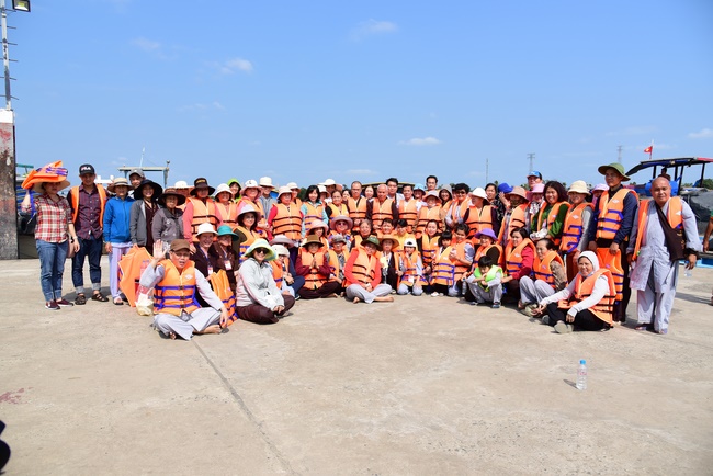 Offering alms at Quoc Thoi pagoda and releasing creatues in Ben Tre