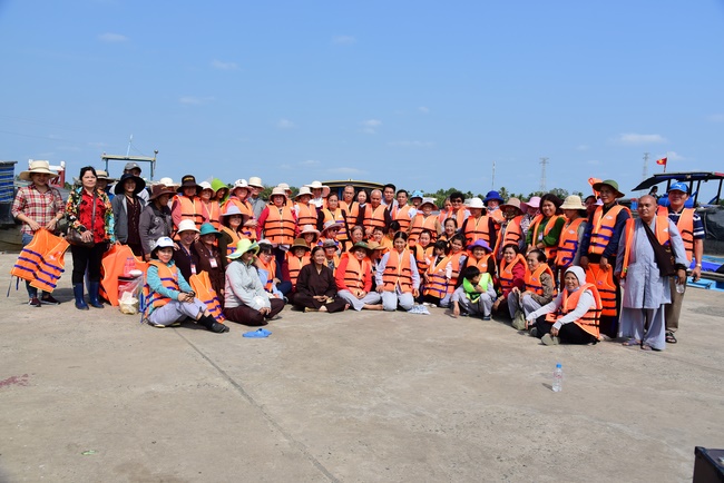 Offering alms at Quoc Thoi pagoda and releasing creatues in Ben Tre