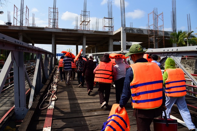 Offering alms at Quoc Thoi pagoda and releasing creatues in Ben Tre
